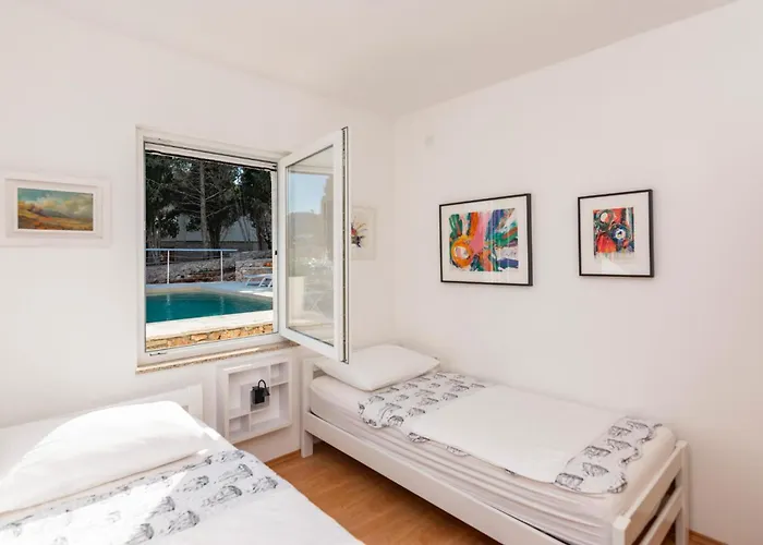 Vikendica 3 Bedroom Pet Friendly In *