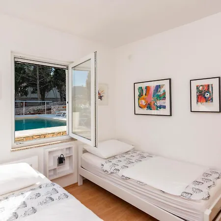 Holiday home 3 Bedroom Pet Friendly In *