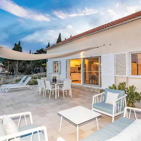 بيت للعطل 3 Bedroom Pet Friendly In Žman